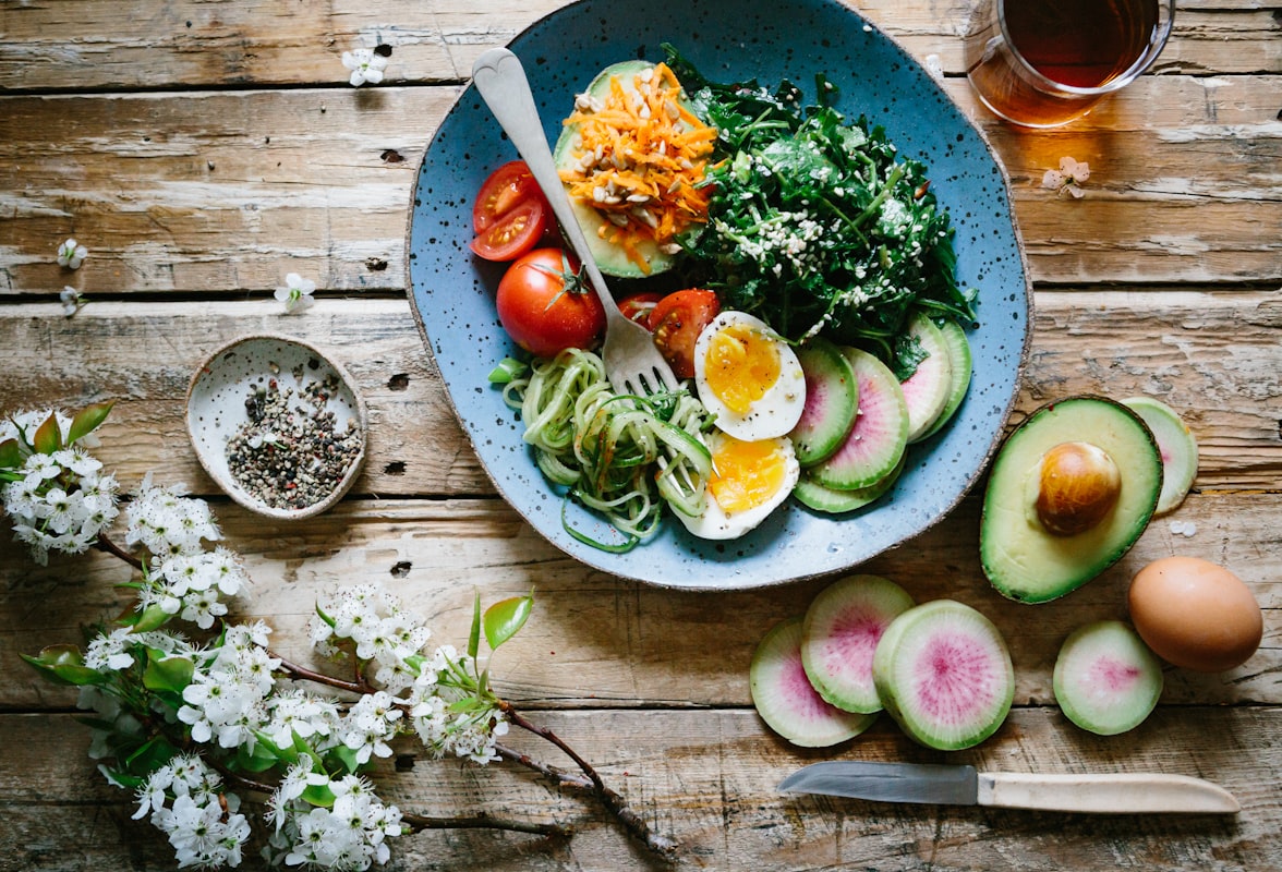 Ensalada fresca con verduras de temporada
